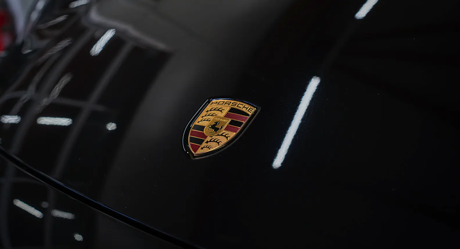 Nahaufnahme von einem Porsche Logo