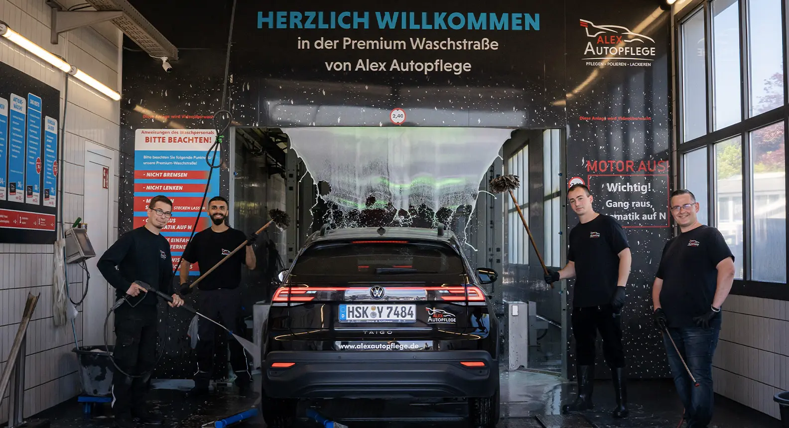 Firmenwagen von Alex Autofplege fährt in die Premium Waschstraße